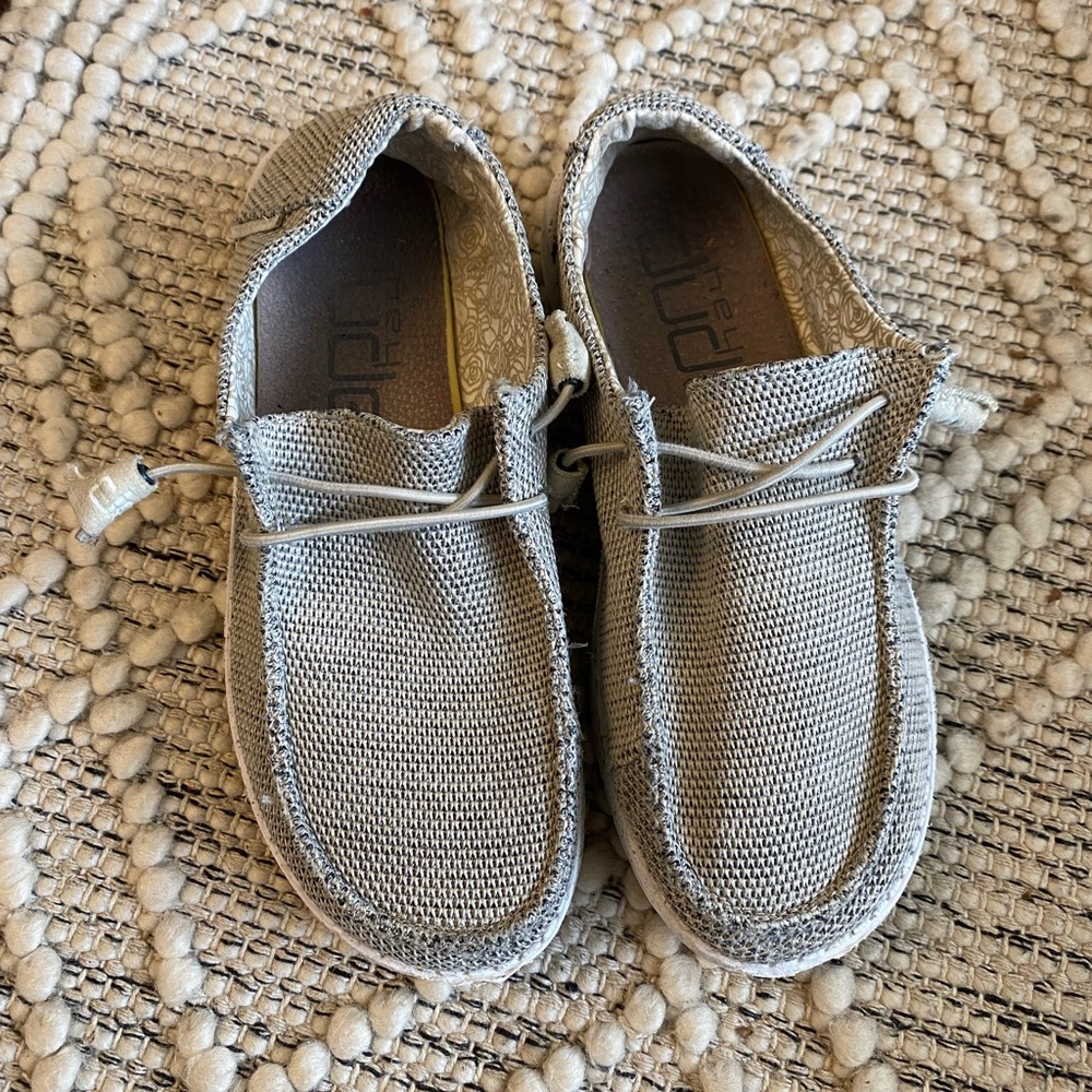 Hey Dude Wendy size 6 GUC
